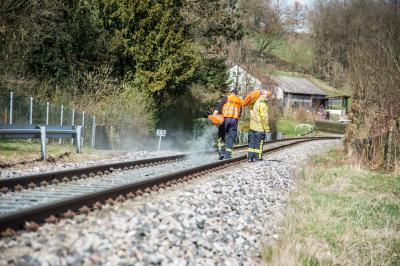 Nuertingen: Taelesbahn verliert ca. 250 Liter Diesel auf 500 Meter Laenge - Reisende muessen auf der Wiese aussteigen